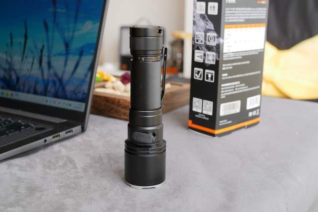 点亮黑暗的硬核伙伴——菲尼克斯C7 Pro全能强光手电深度体验