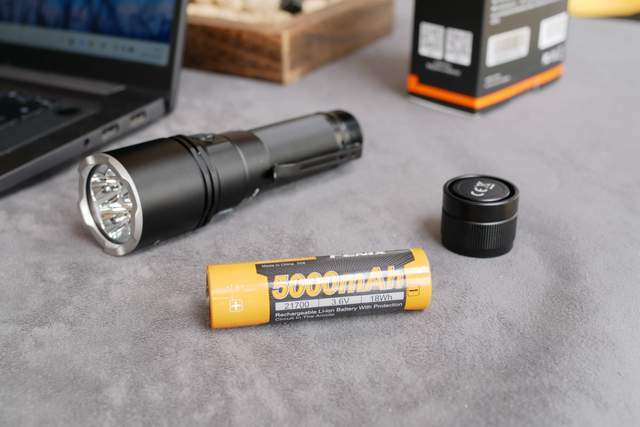 点亮黑暗的硬核伙伴——菲尼克斯C7 Pro全能强光手电深度体验