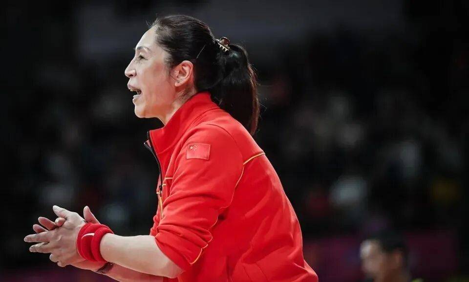 中国女篮换帅风暴：宫鲁鸣时代落幕？三大名宿谁能扛起复兴大旗