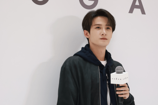 檀健次麂皮夹克配饼干鞋亮相活动 畅谈新剧拍摄感悟