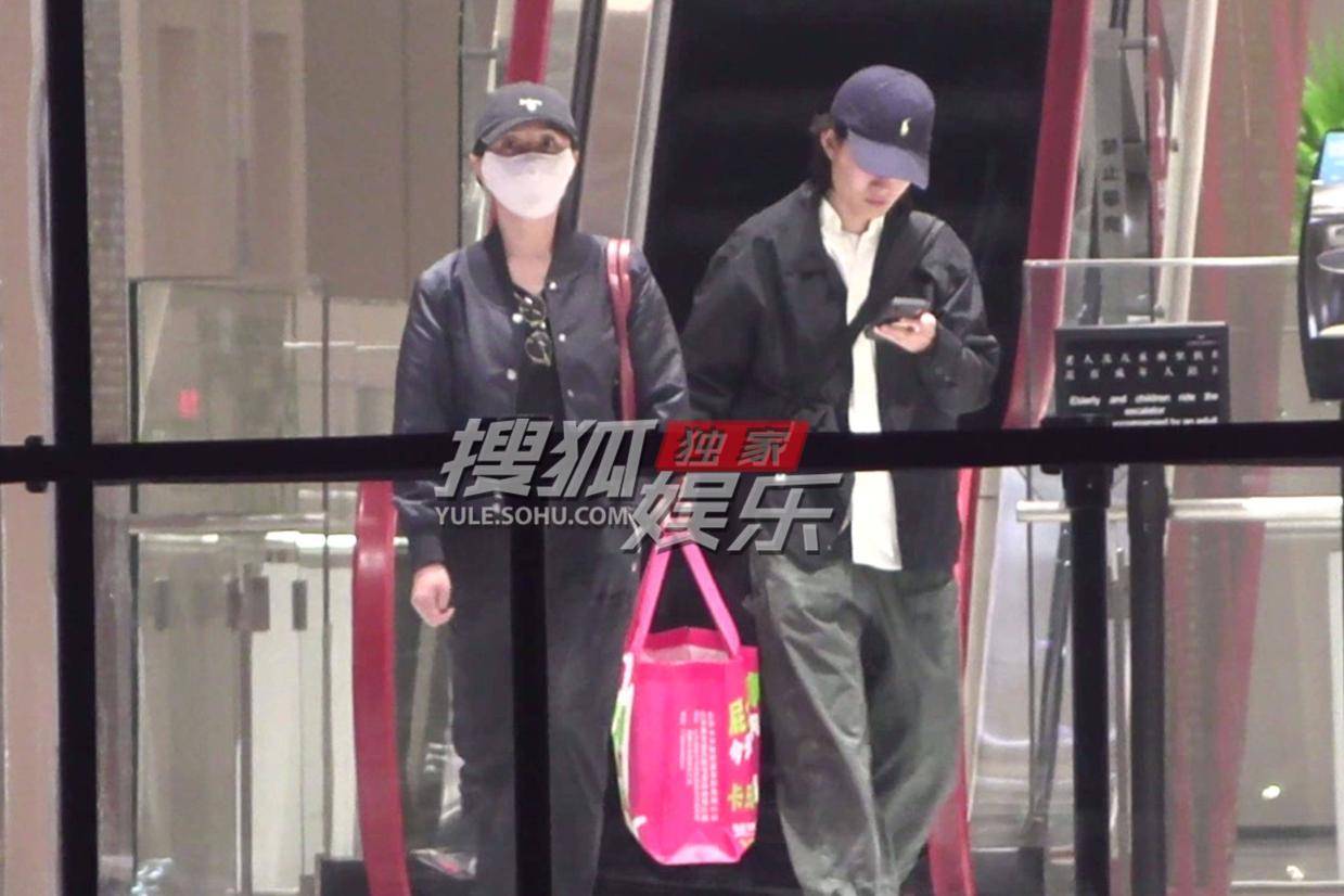 周迅与好友聚餐 短夹克配高腰裤展现随性时尚魅力