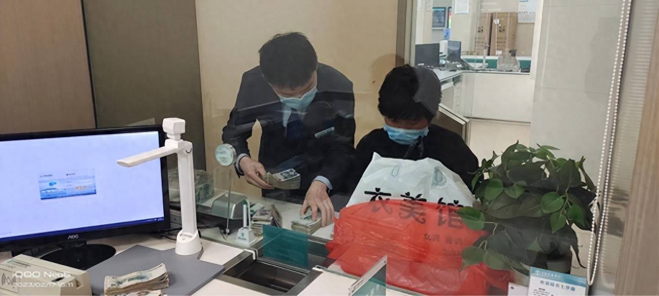 零钱兑换暖人心 为民解忧获好评(图1) 零钱兑换暖人心 为民解忧获好评(图1)
