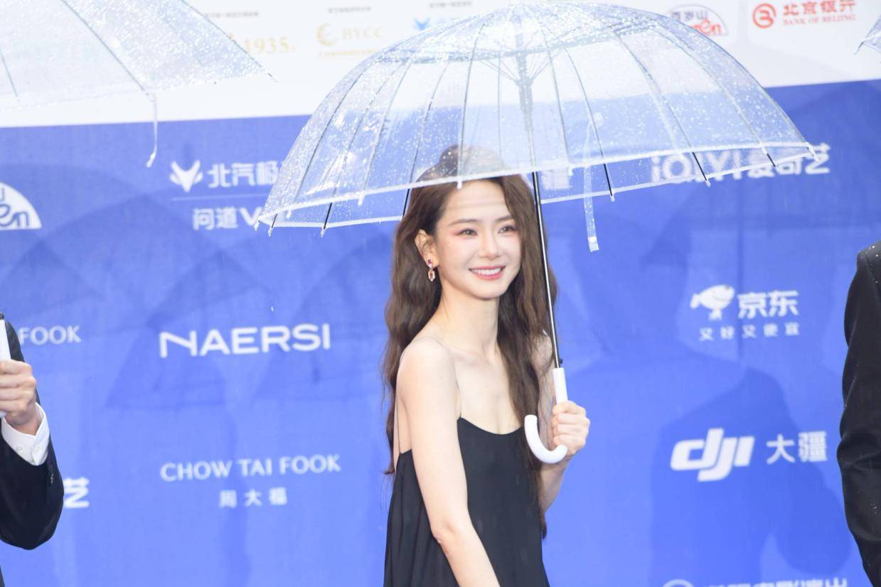 戚薇艾伦亮相北京电影节宣传新片《为我的心动买单》：角色贴合期待，挑战新表演风格