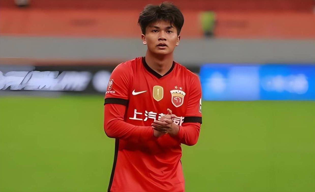 上港队原本到嘴边的国脚大鱼后腰！却被铜梁龙直接用五年合同锁定，如今发挥堪比外援