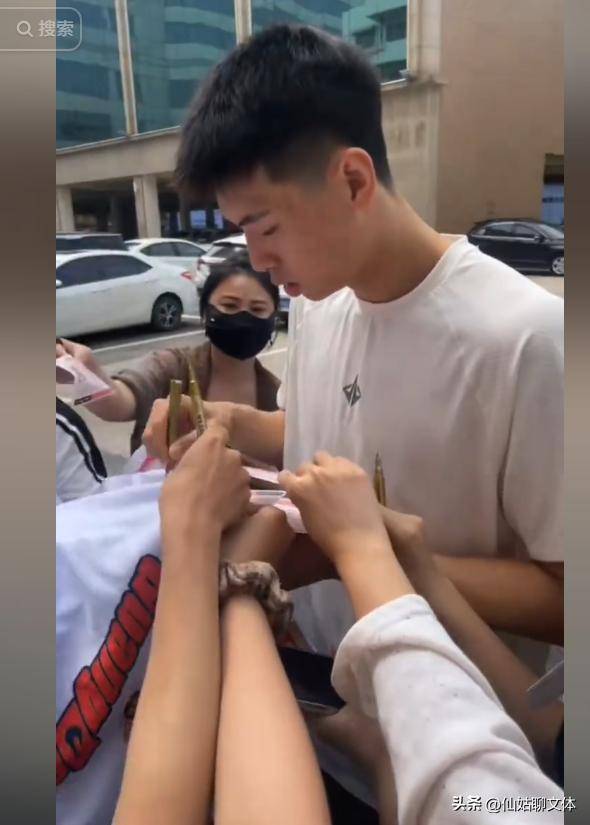 广东队出征山西，徐杰没睡醒，崔永熙受追捧，焦泊乔黄明依随队