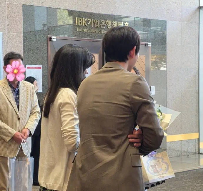 宋仲基和老婆出席音乐会 大方与小朋友合影超亲切