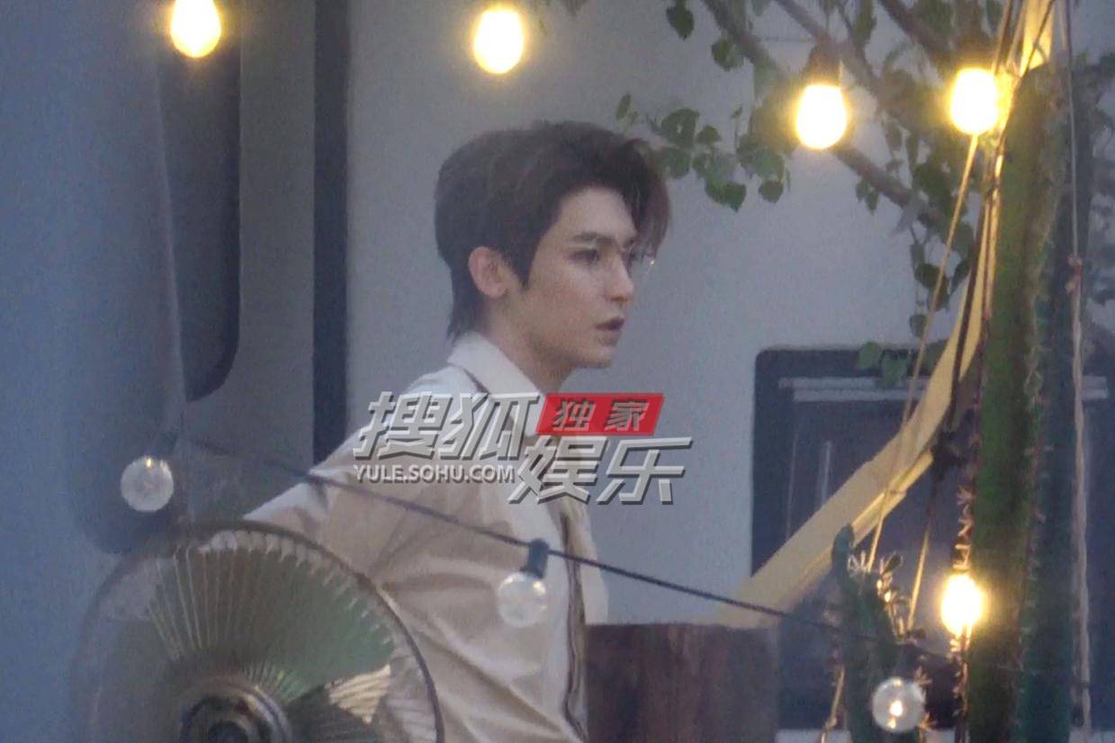 侯明昊摄影棚时尚大片曝光 金丝眼镜白衬衫演绎贵族风范