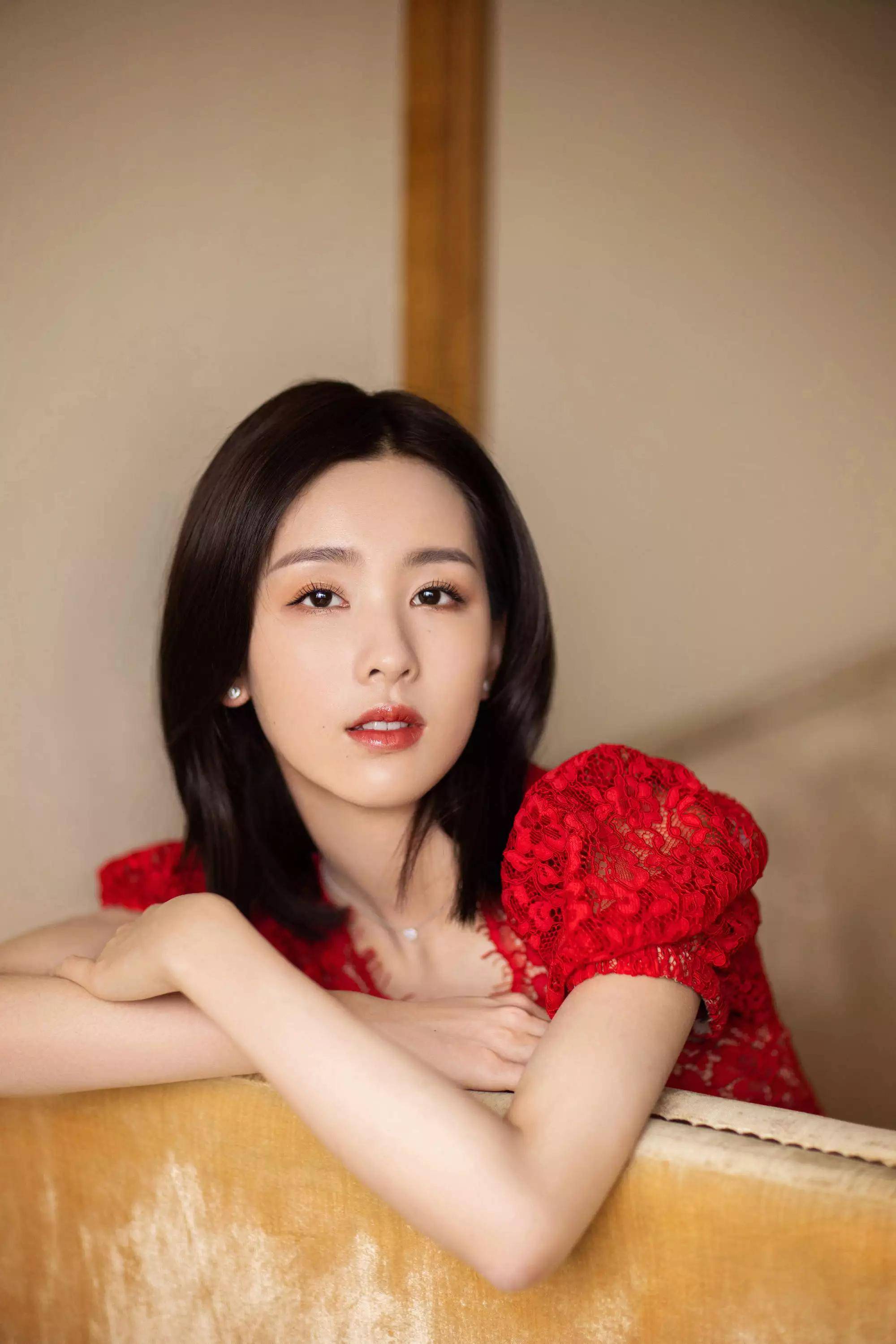 从清纯校花到清冷女王陈都灵锁骨杀疯全网难怪网友喊她内娱气质