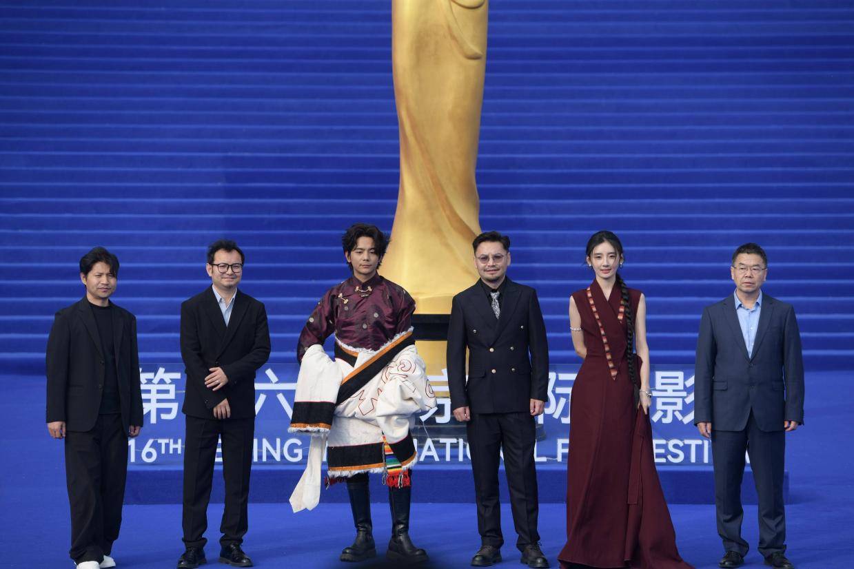 丁真闪耀北影节闭幕红毯 主演力作《梦寻苏毗女儿国》暑期档待映