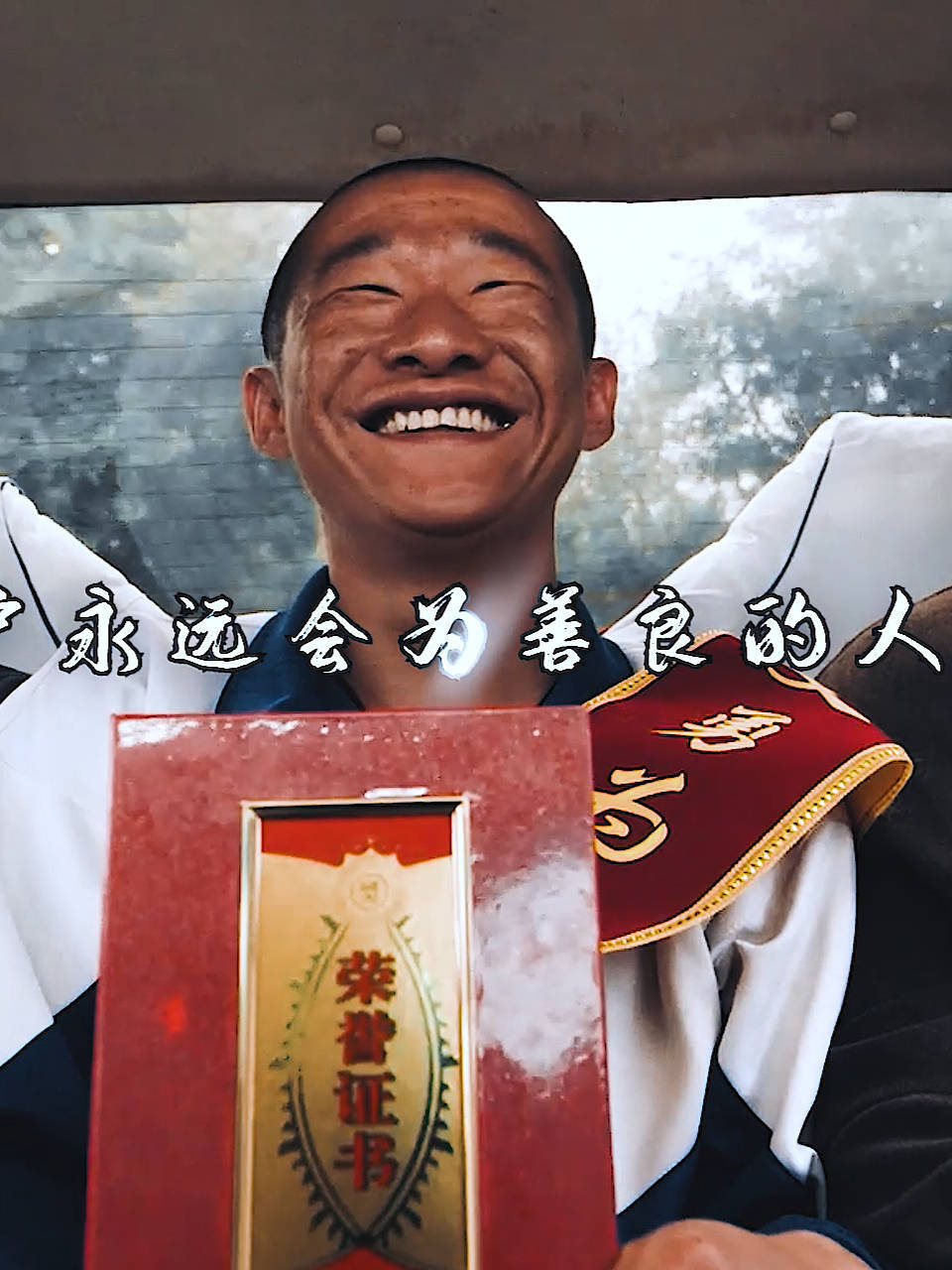 小伙因为父亲犯过罪而无法当兵,没想到小伙一个顺手的举动,就让部队破格录取!#美术老师的放羊班上线 #电影美术老师的放羊班