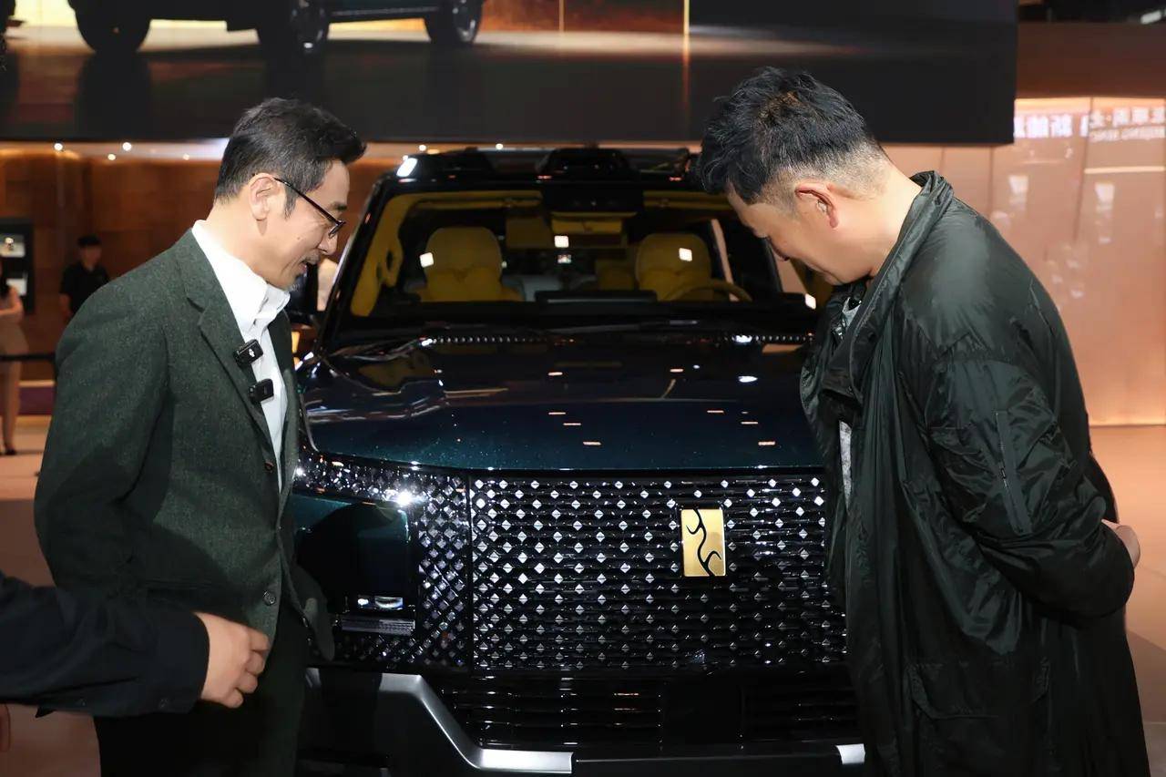 北京车展惊现“反派大佬”同框！他们的眼睛瞄准了同一款车，比亚迪仰望！