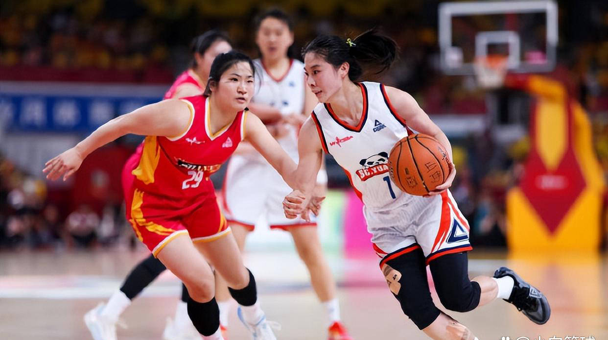 王思雨颁奖笑靥如花！凭借关键表现荣获金球奖，尽显金牌风采，美丽又霸气