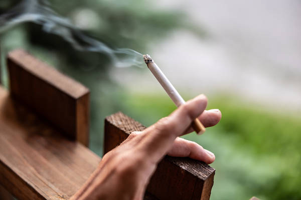 女子劝阻男子吸烟起冲突 怎么又滑向性别对立