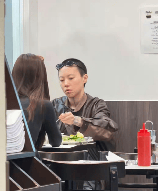 窦靖童宋妍霏巴黎共游 餐厅偶遇尽显默契