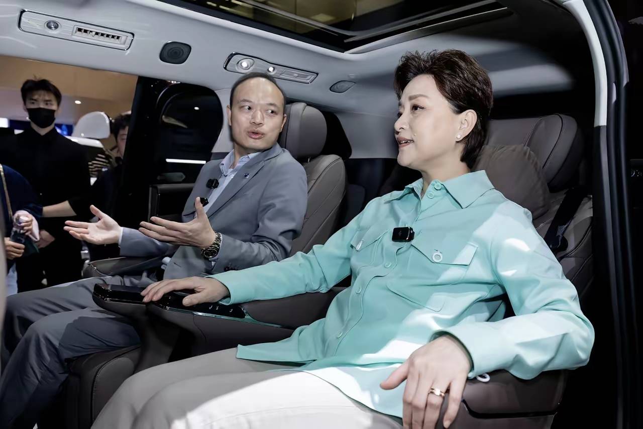 北京车展最大赢家诞生！比亚迪包场E3馆，老外疯狂打卡，雷军李想都来了