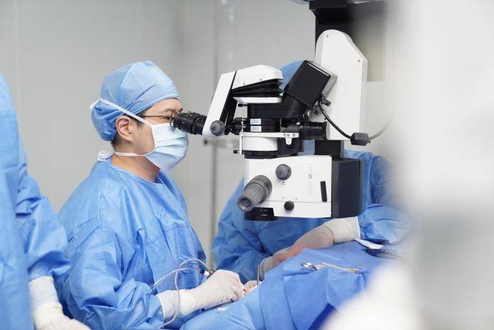 2天完成角膜移植 广州爱尔眼科何曼莎团队为角膜穿孔患者抢回光明(图2)