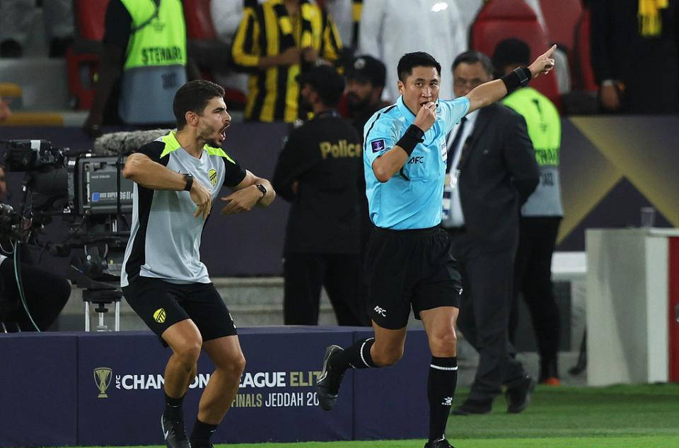 亚足联力挺马宁！沙特国脚背后冲撞裁判遭重罚 禁赛半年罚款过万