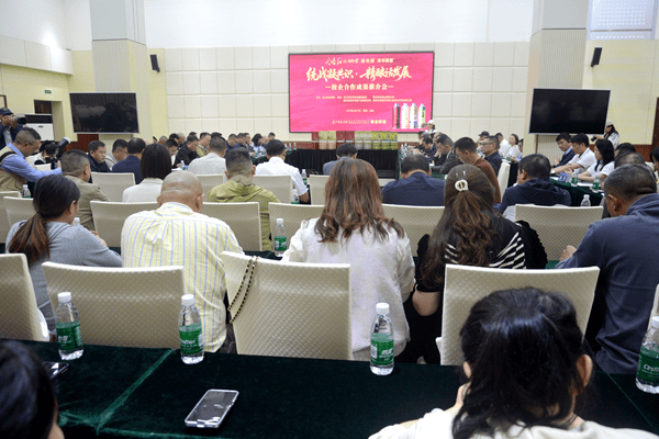 全国首款涪陵非遗榨菜精酿啤酒正式亮相(图1)