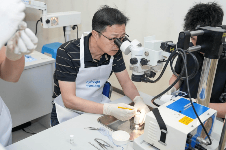 聚焦屈光新技术，来宾爱尔眼科两名专家获龙晶PR首批规范化培训认证(图3)