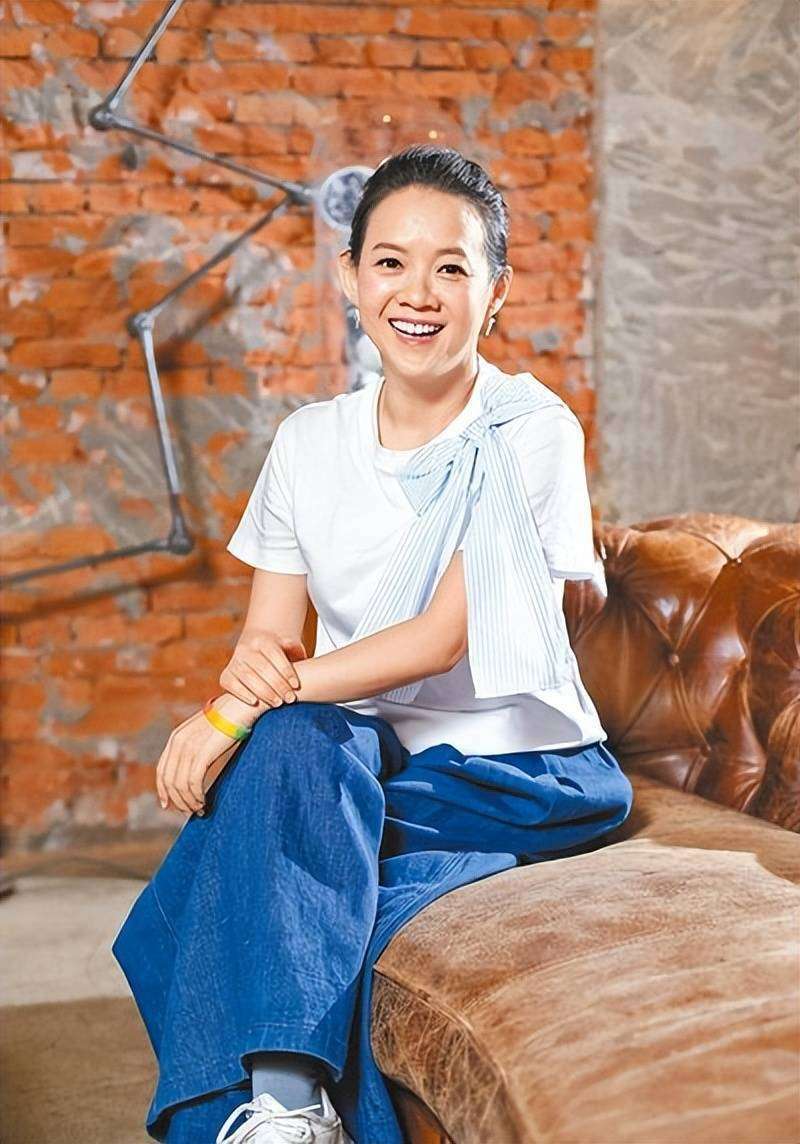 53岁曾宝仪素颜出镜显老态,同居20年不婚不育引争议