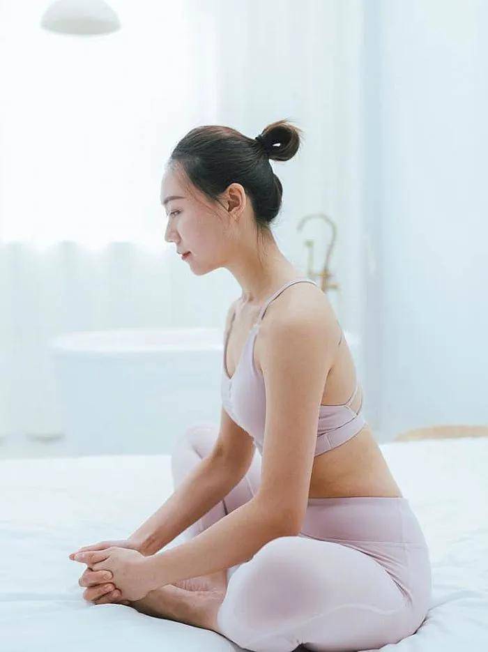 小肚子好难减？床上就能做的8个简易瘦小腹运动，瘦出小蛮腰！