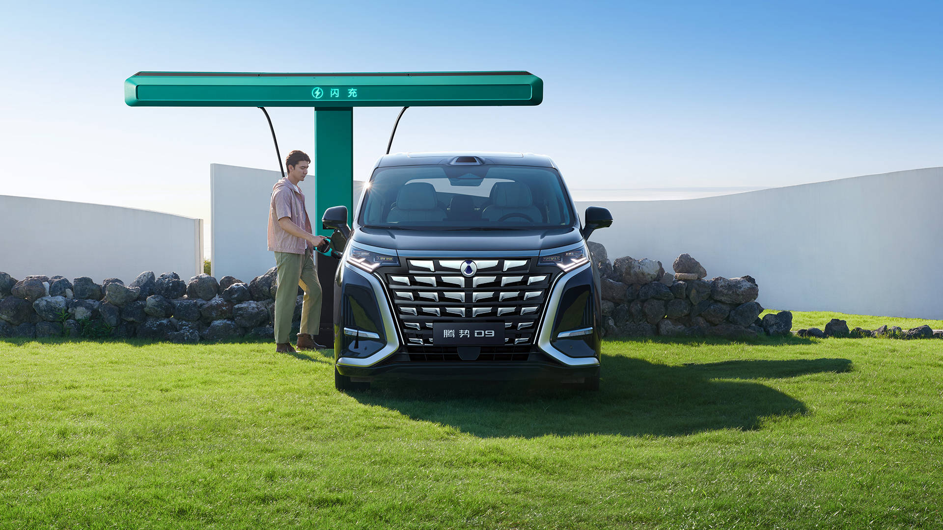 知名设计师万宝宝成首位车主！35.98万起续航800公里，这台国产MPV让埃尔法不香了！