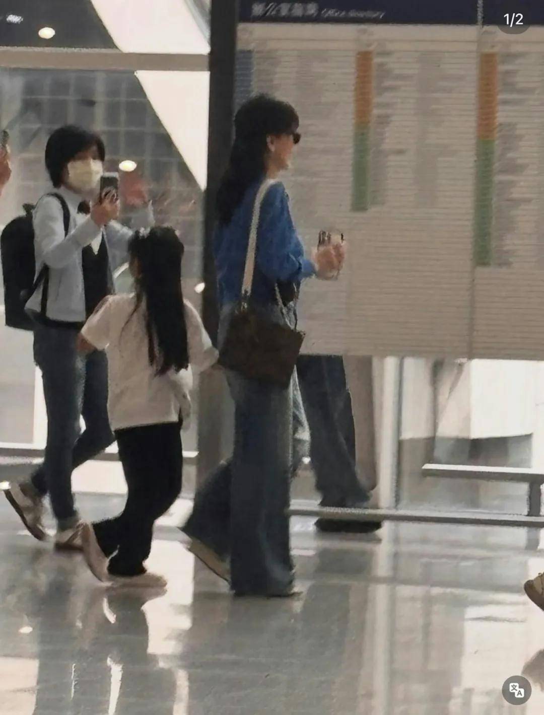 趙雅芝拖孫女現身機場，被指似闊太拖住女兒。（小紅書）