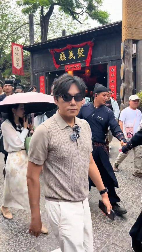 明星线下“见光死”：伊能静脸垮暮气，金莎个矮，被张豆豆抢镜_明星线下“见光死”：伊能静脸垮暮气，金莎个矮，被张豆豆抢镜_