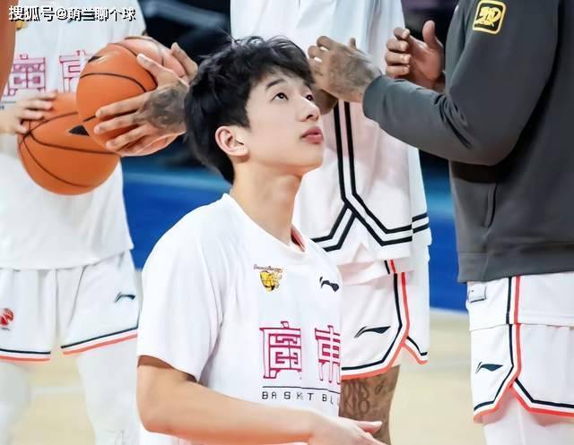 啥情况？杨溢突然发声耐人寻味，杜锋仅用他打5场，想离开广东？