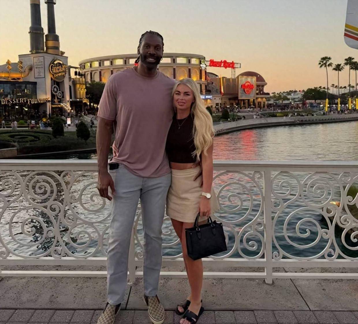 他是姚明同届天才，退役继承家产，迎娶火辣超模，44岁享受生活