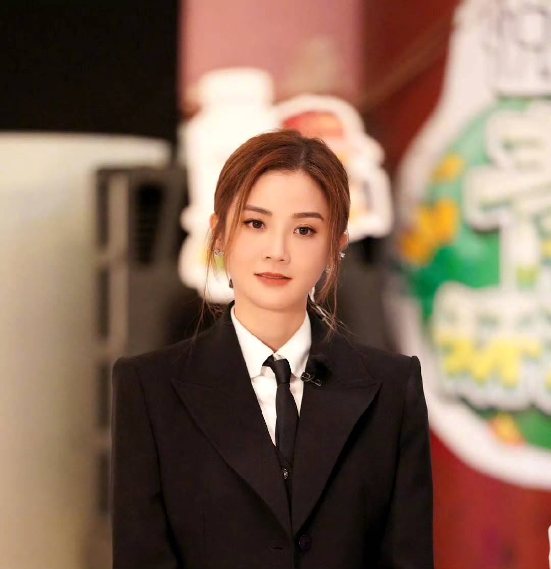 阿sa老公私照曝光八块腹肌在家拍婚纱照连婚戒都藏着小心机