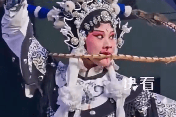 浙江丽水婺剧演出突发意外 武旦演员带伤坚持完成表演