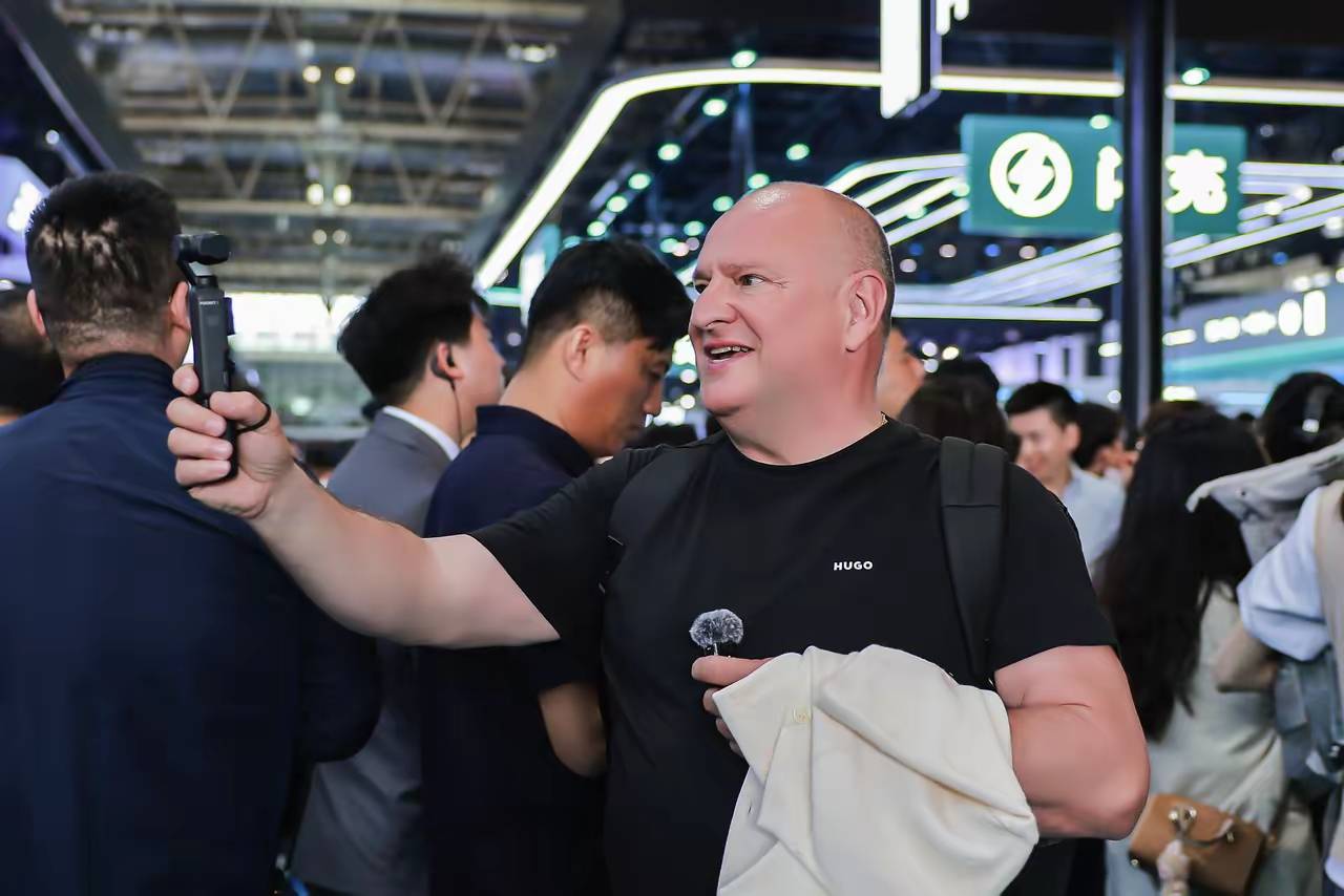 北京车展惊现奇观：老外扎堆E3馆不肯走！中国硬核技术赢得世界瞩目