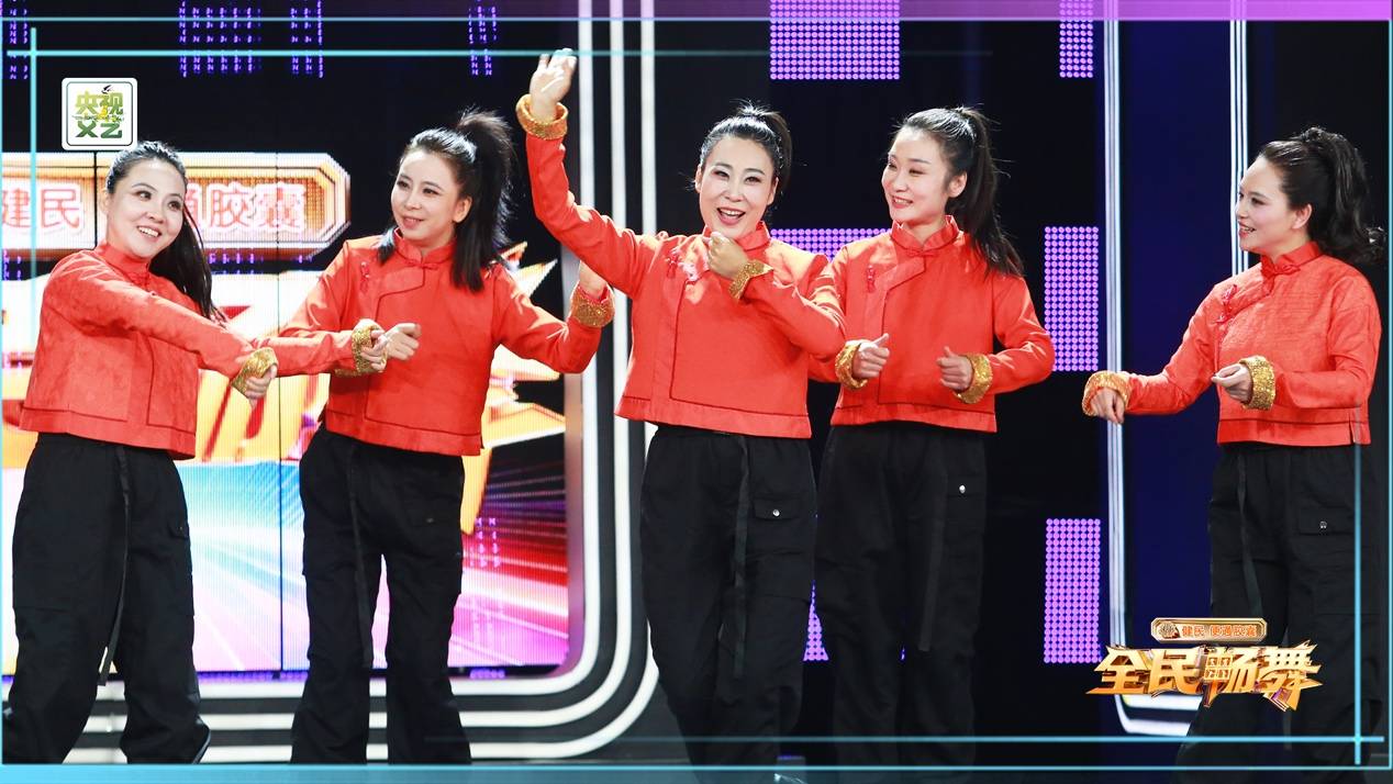小孩们站在一起AI 生成的内容可能不正确。