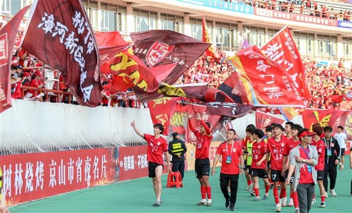 队员向现场球迷致谢