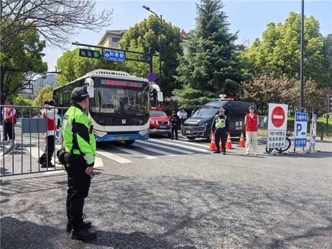 织密道路交通安全防护网 守护群众平安出行