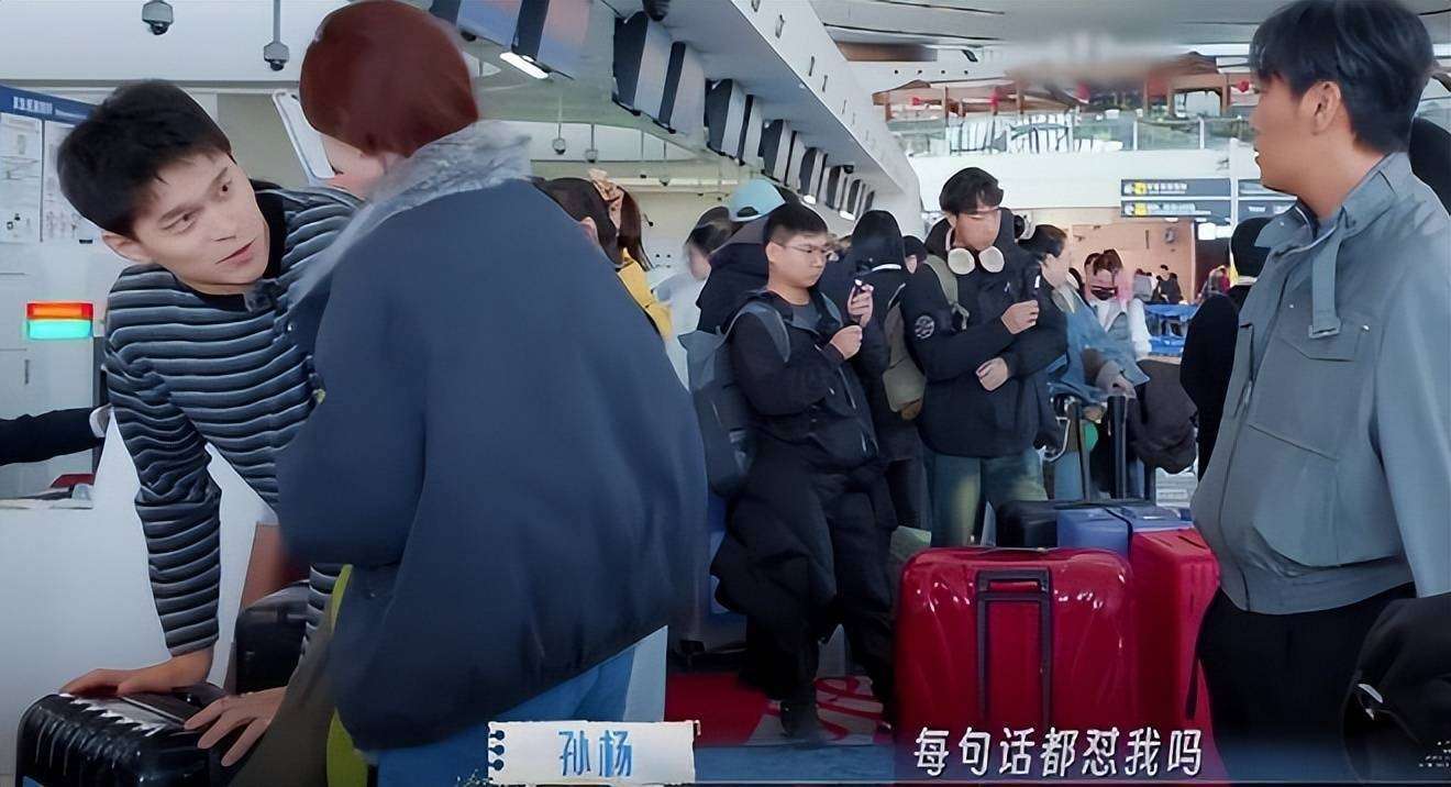 原创            孙杨强迫拉张豆豆手那一幕，看笑了，也看怒了