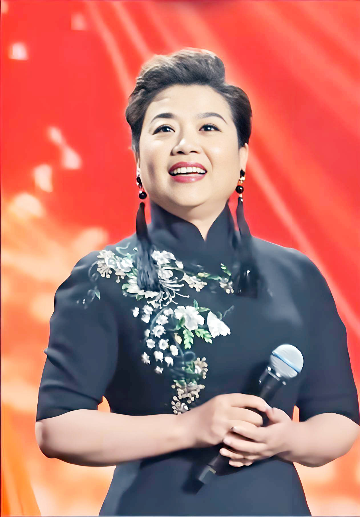歌唱家张也为两个妈妈尽孝58岁不恋不婚已为自己想好退路