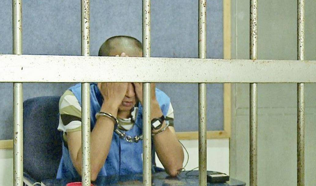 男子带人盗墓偷出珍稀瓷器，被捕后叫嚣说：挖自家祖坟也犯法吗？