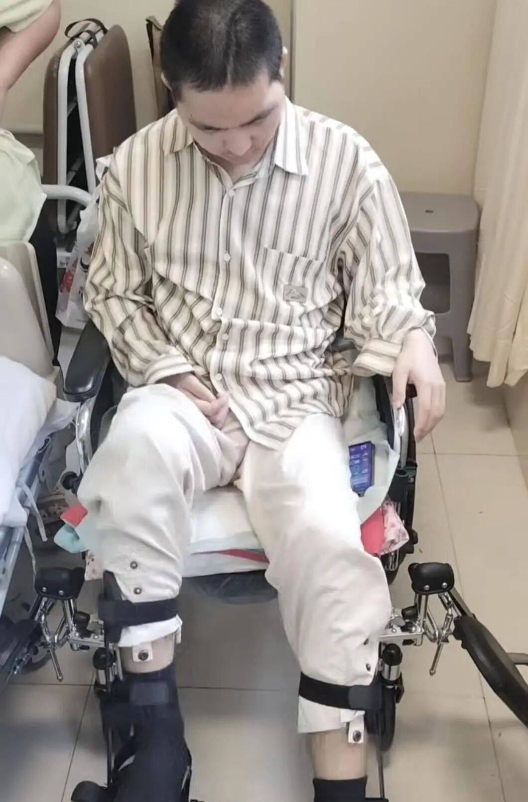 16歲少年無證駕車撞倒23歲研究生，致其顱腦損傷心智如幼童，肇事者無力支付28萬賠償，父親：他想輟學(xué)還債，不行，我來還