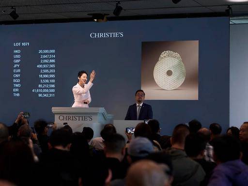 佳士得陈良玲登顶十大古玩经纪人：旗袍加身的亿万级拍卖掌舵者，东方风骨天花板