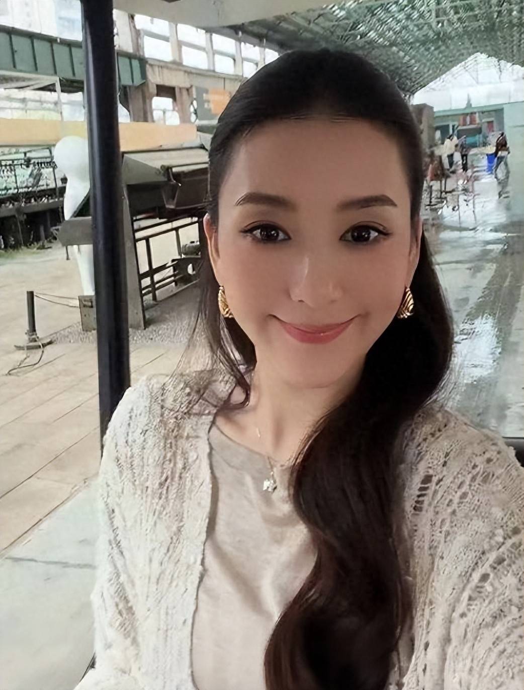 原创            方媛住男生单人间风波未平，又传噩耗，郭富城连夜陪她奔丧