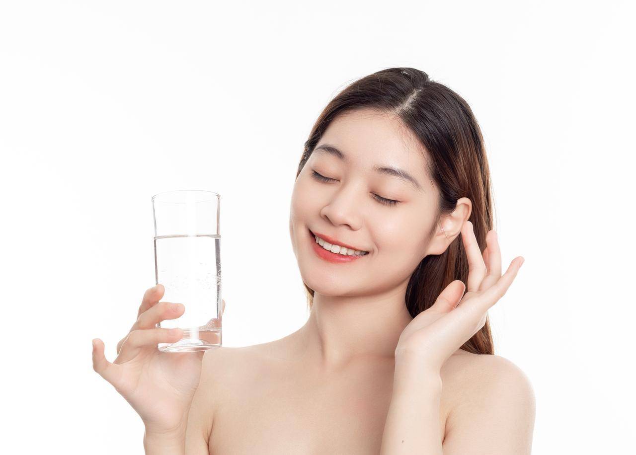 多喝水能让皮肤水润？这个误会太深了