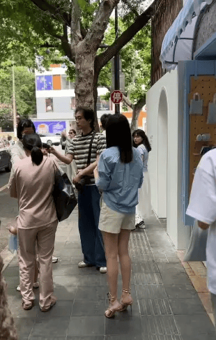 程晓玥二胎产后首露面 小腹平坦双腿纤细状态超好