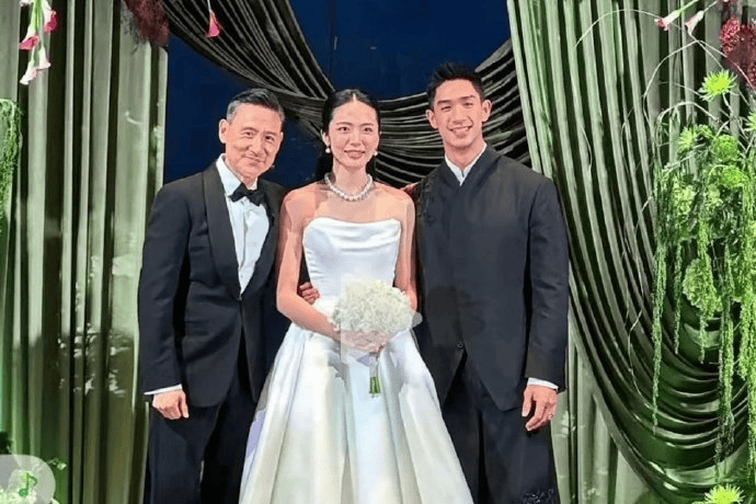 张学友西装亮相干儿子婚礼 笑容满面尽显好心情