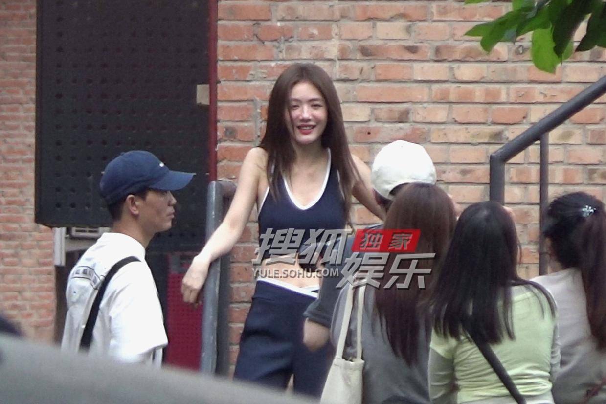 蔡文静运动背心造型曝光 户外拍摄演绎健康时尚美学