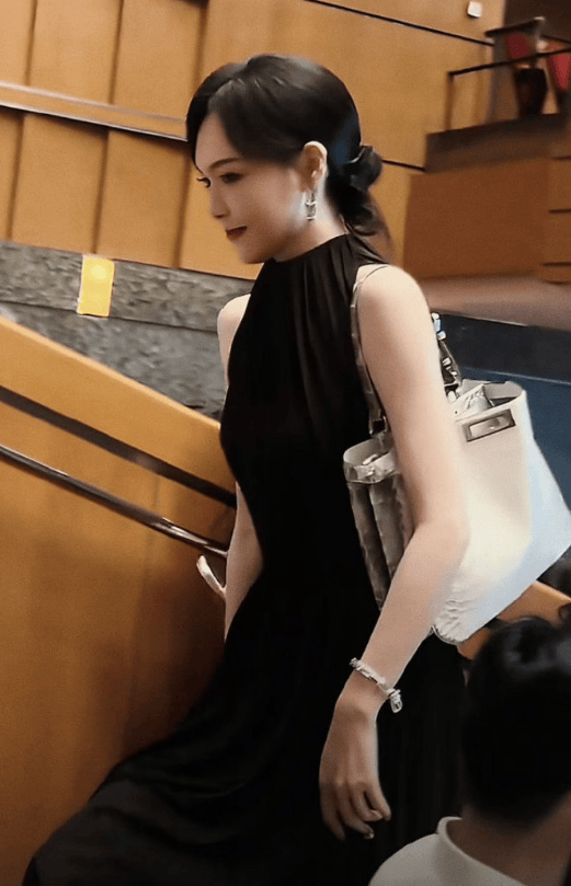 唐嫣现身女儿幼儿园艺术节 黑衣优雅亮相尽显母爱