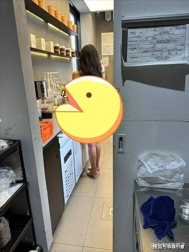案例:咖啡店女子的穿着过于“清凉”,网友:在家都不敢这么穿!