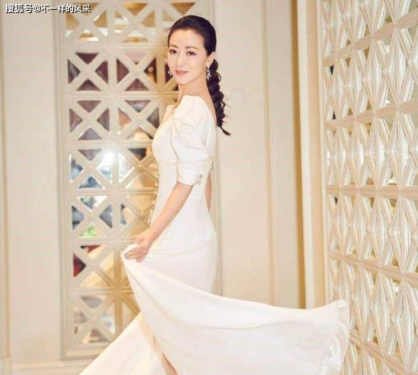 陈紫函再次展现少妇风韵，身穿奶白色开口连衣裙分外妩媚动人！