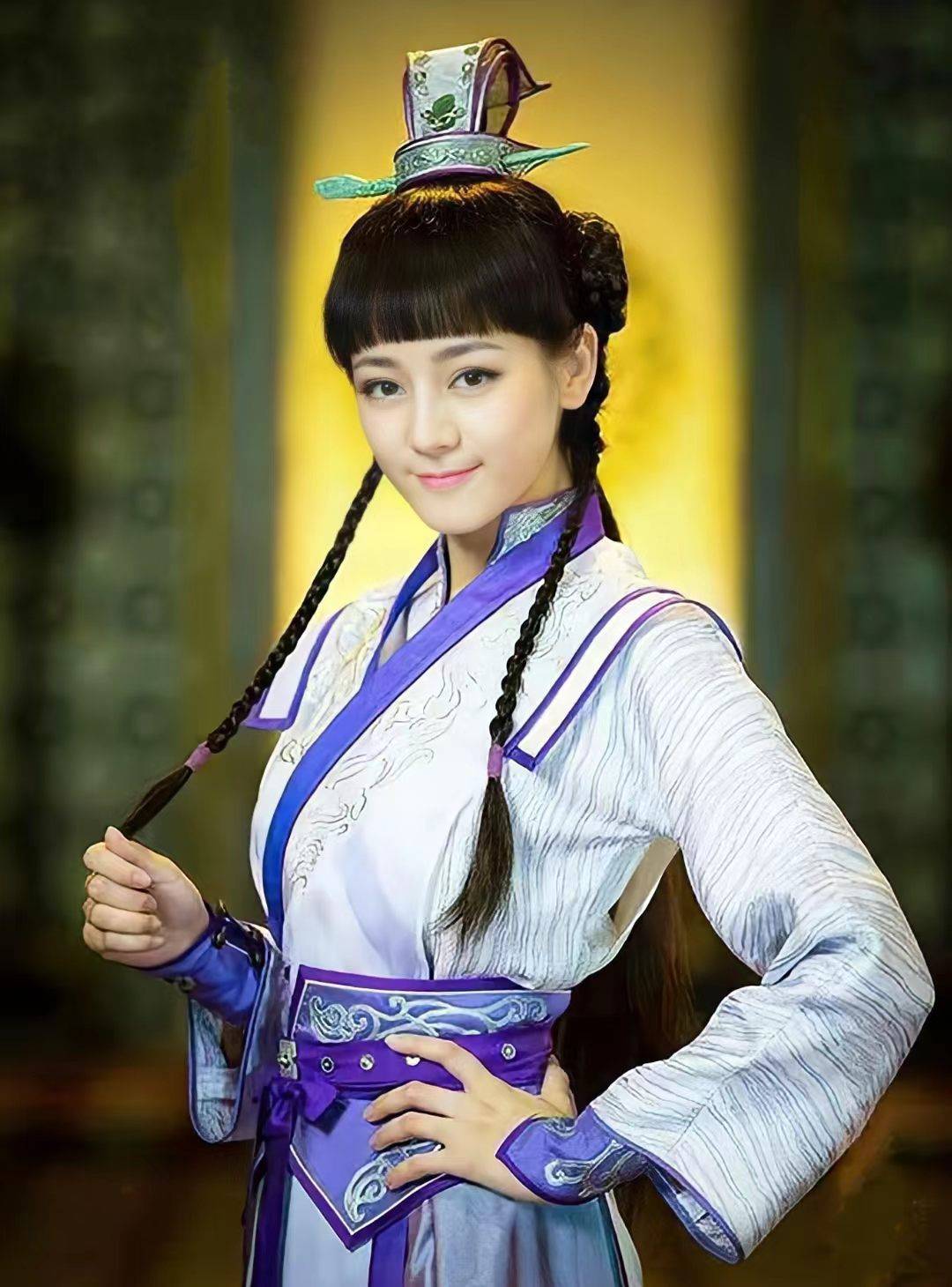 别再说奚梦瑶高攀、迪丽热巴逆袭!两位女星的爸爸才是隐藏大佬:底气全是原生家庭给的